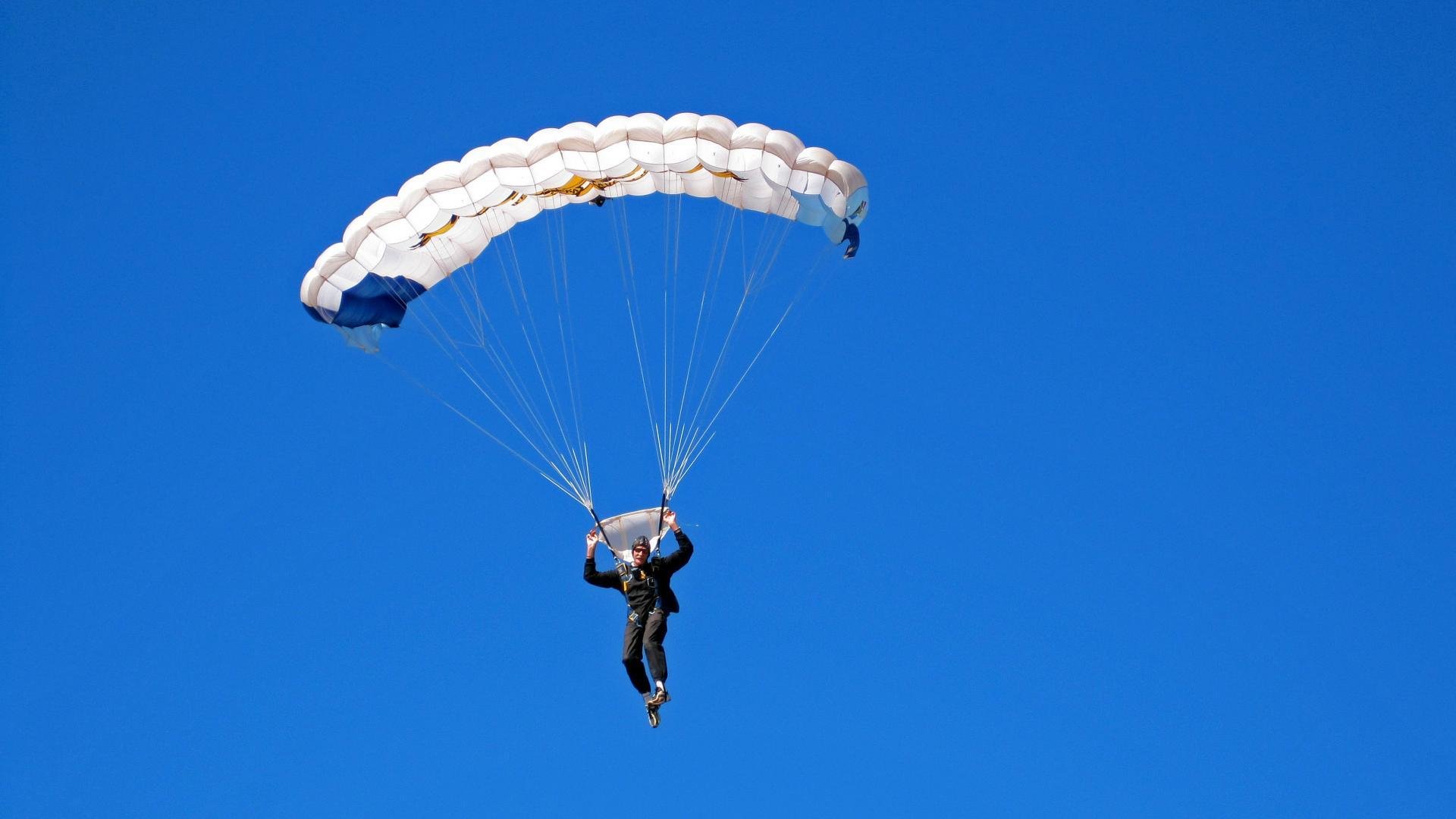 爱游戏-赛车特技表演，极限动作震撼全场，赛车特技有哪些